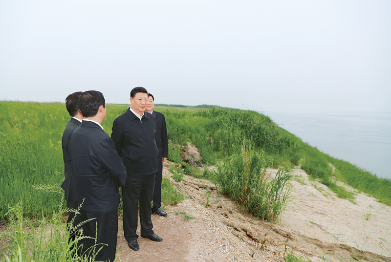 2018年4月26日下午,中共中央总书记、国家主席、中央军委主席习近平在武汉主持召开深入推动长江经济带发展座谈会并发表重要讲话。这是座谈会前,习近平于25日下午在岳阳市君山华龙码头察看非法砂石码头取缔及整治复绿、湿地修复情况。 新华社记者 谢环驰/摄
